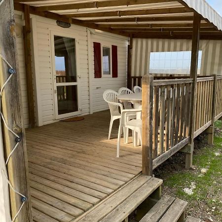 Mobil Home avec spacieuse terrasse à Meschers proche de Royan Esterno foto