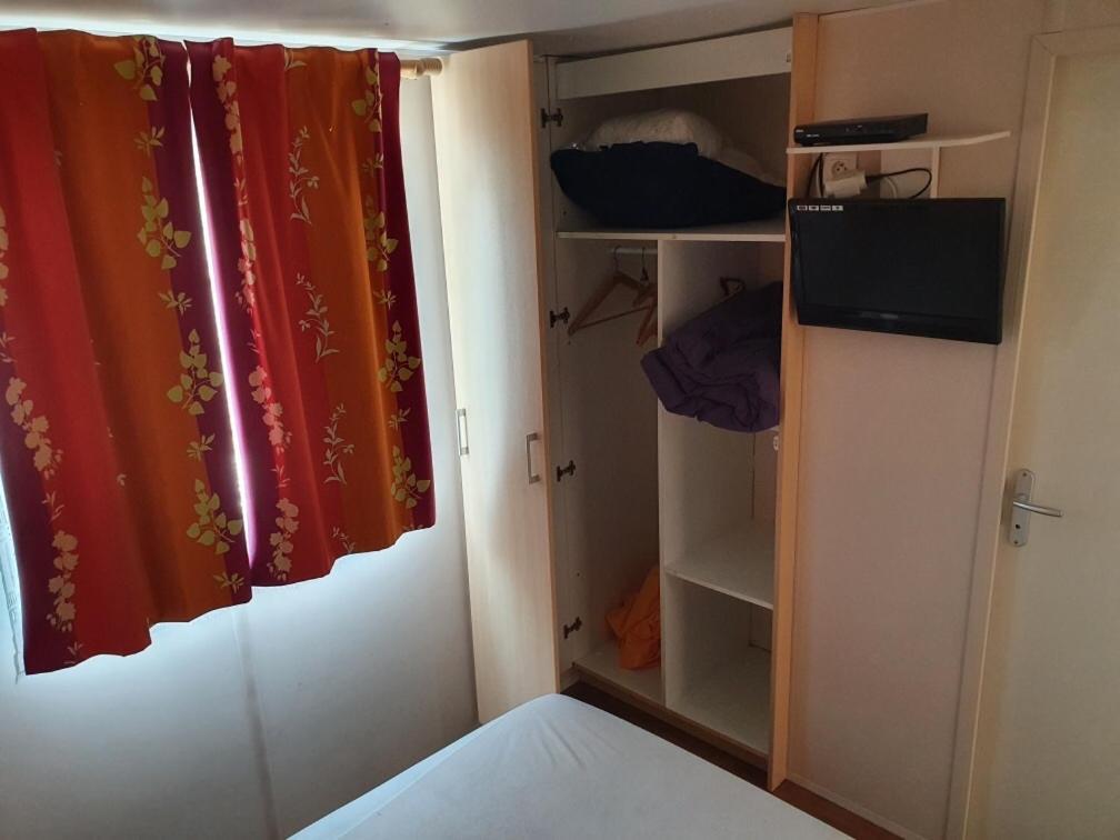 Mobil Home avec spacieuse terrasse à Meschers proche de Royan Esterno foto