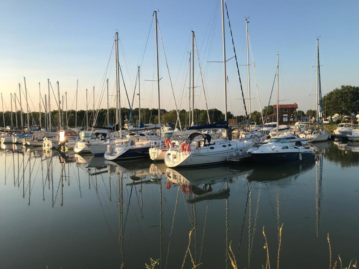 Mobil Home avec spacieuse terrasse à Meschers proche de Royan Esterno foto