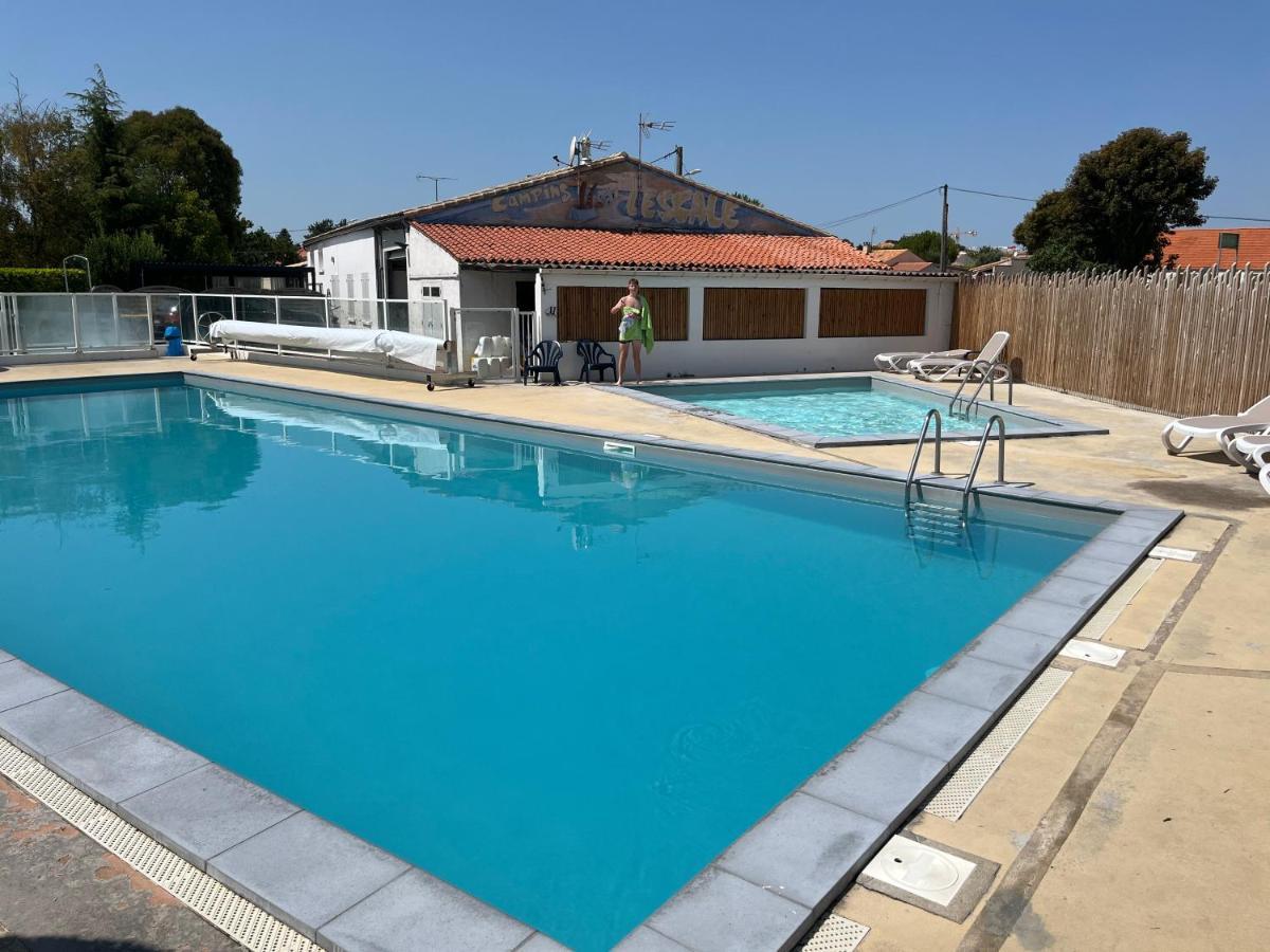 Mobil Home avec spacieuse terrasse à Meschers proche de Royan Esterno foto